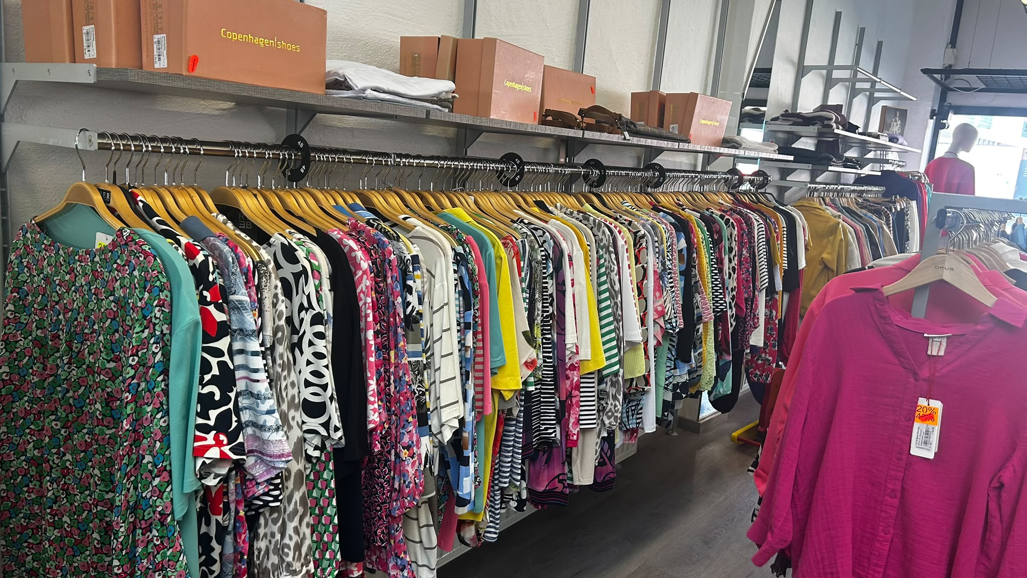 Bunte Tops, Kleider und Copenhagen Shoes