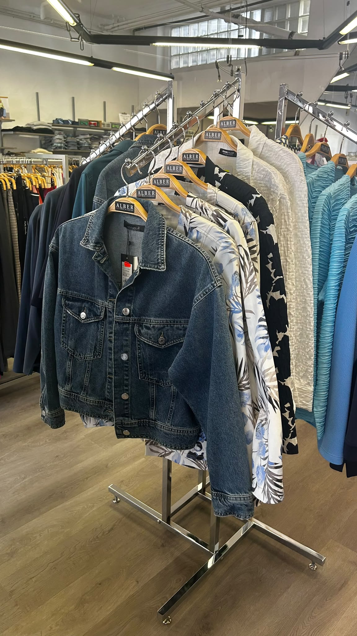 Ständer mit Jeansjacken und Jacken für Damen