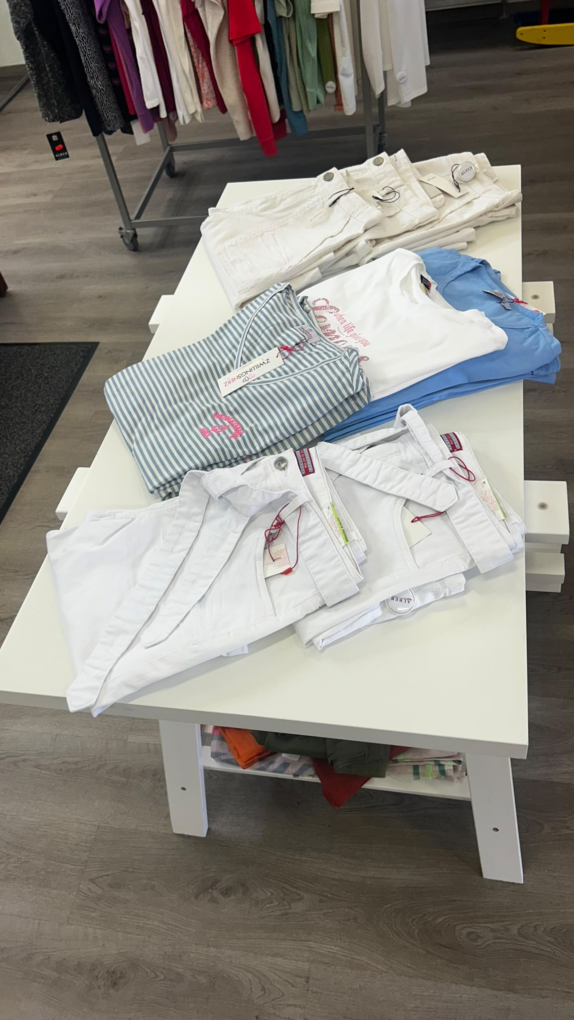 Tisch mit Sommerhosen und Tops für Damen