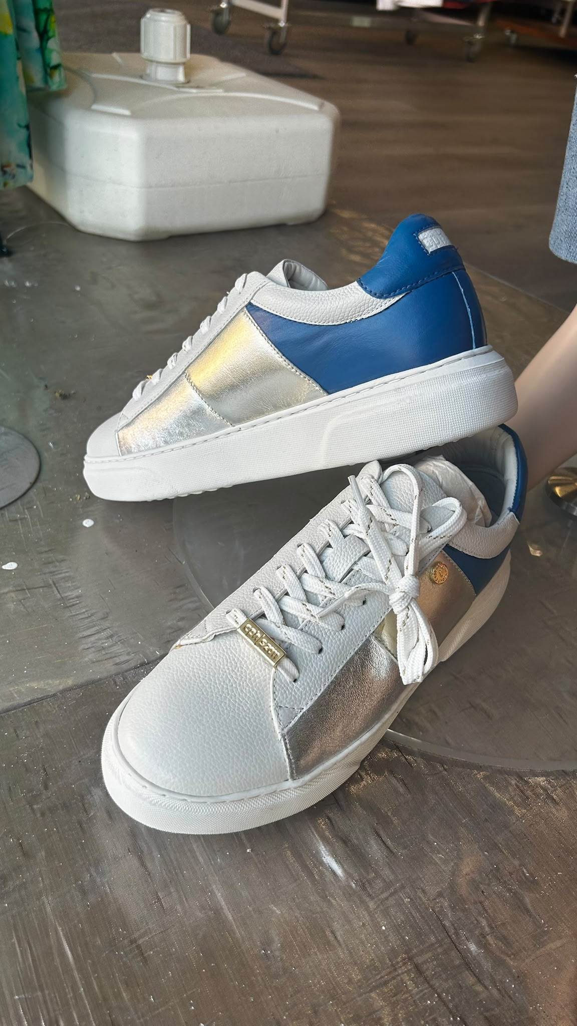 Sneaker in Weiß, Blau und Silber