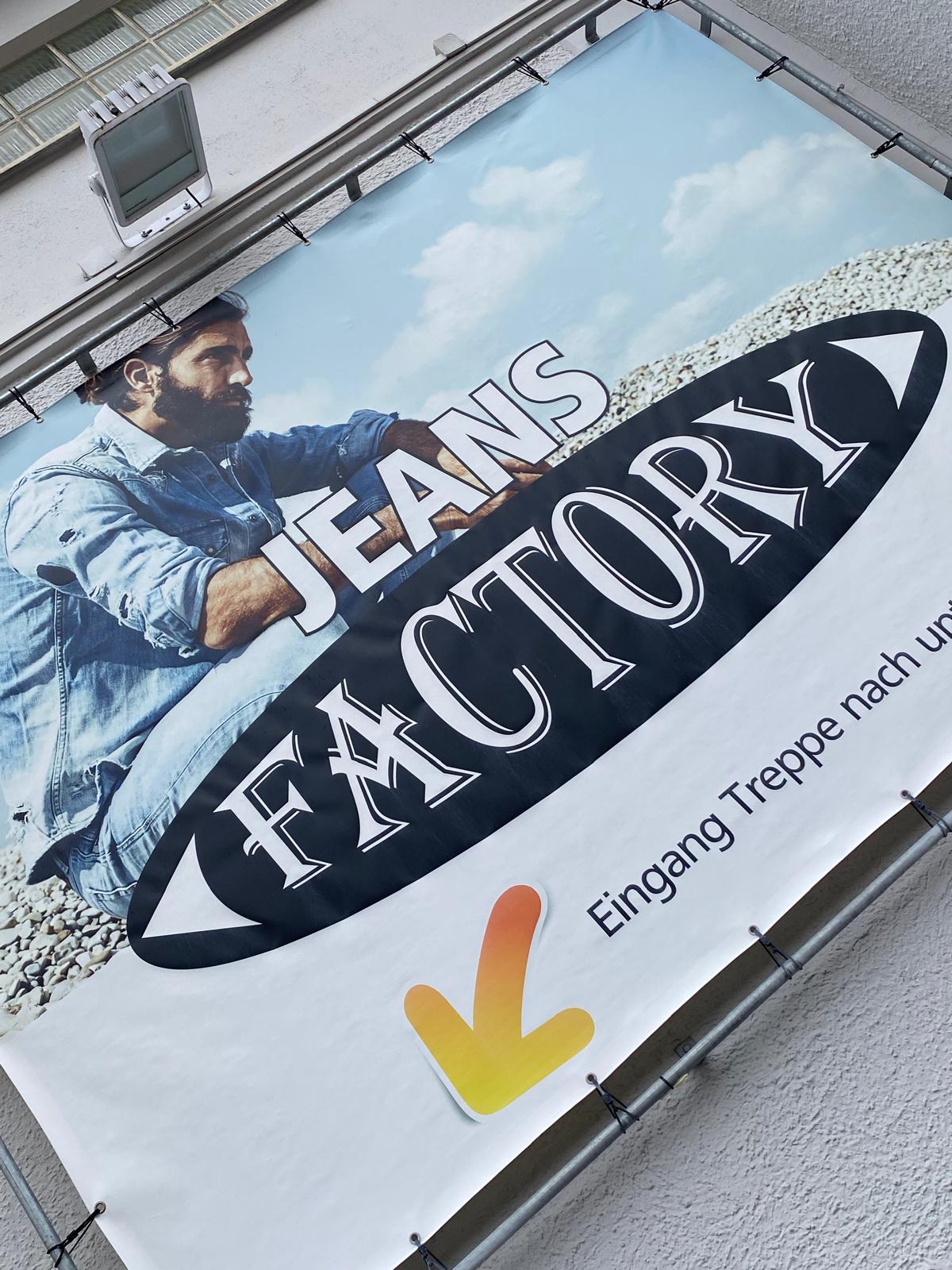 Jeans Factory Banner am Eingang – Treppe nach unten