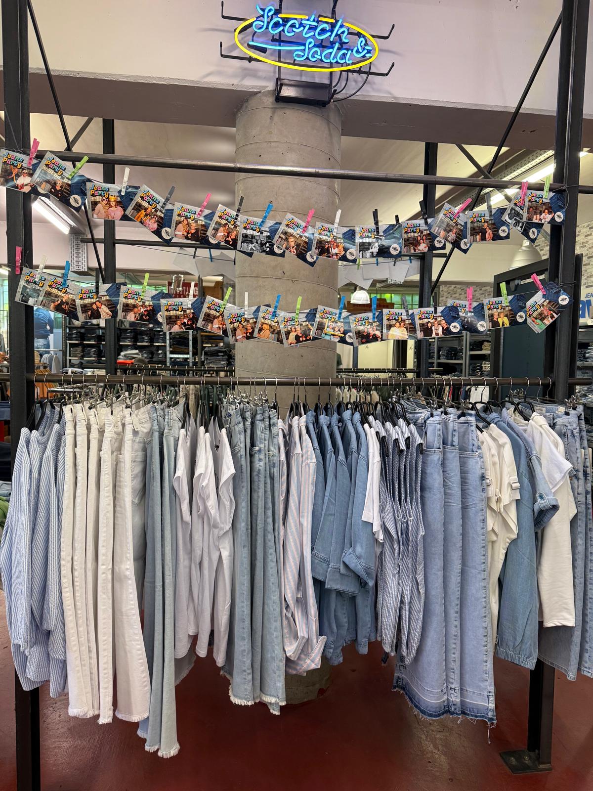 Denim-Rack an der Betonsäule
