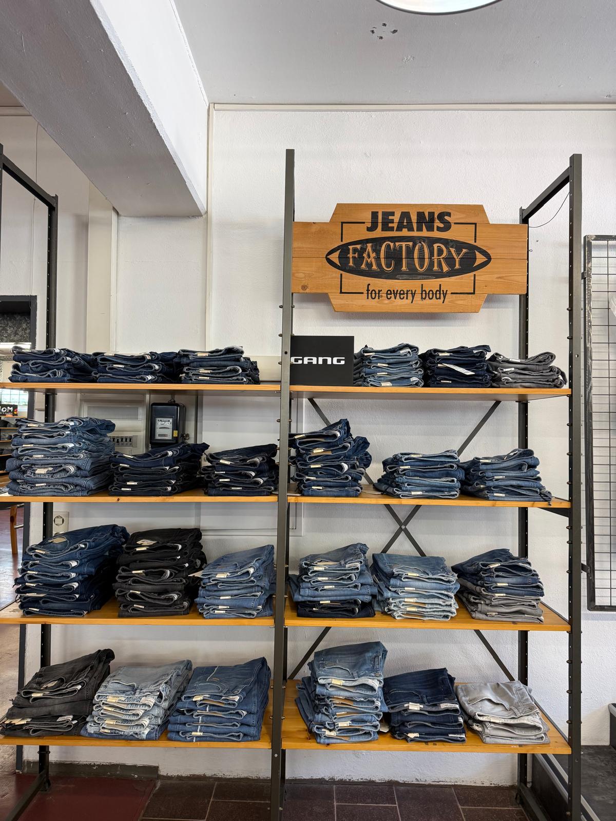 Jeans Factory Holzschild über dem Jeansregal