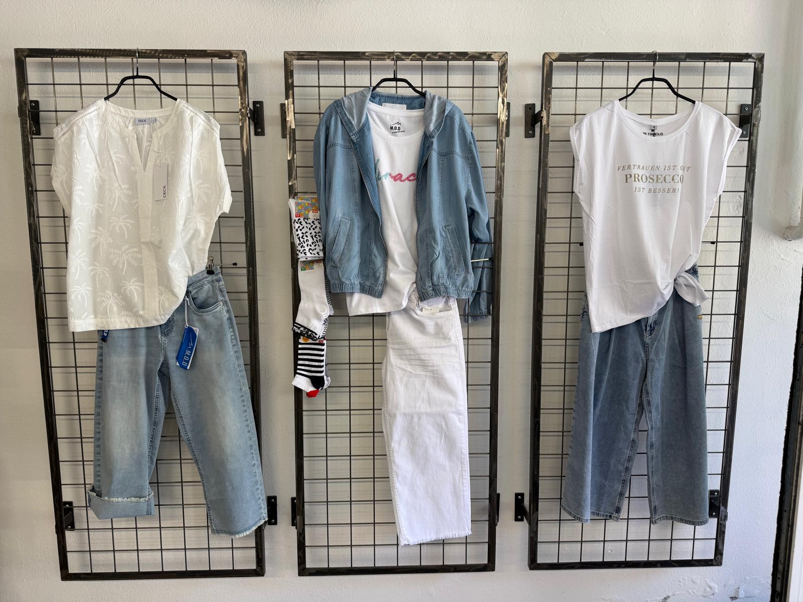 Komplette Outfits an der Gitterwand