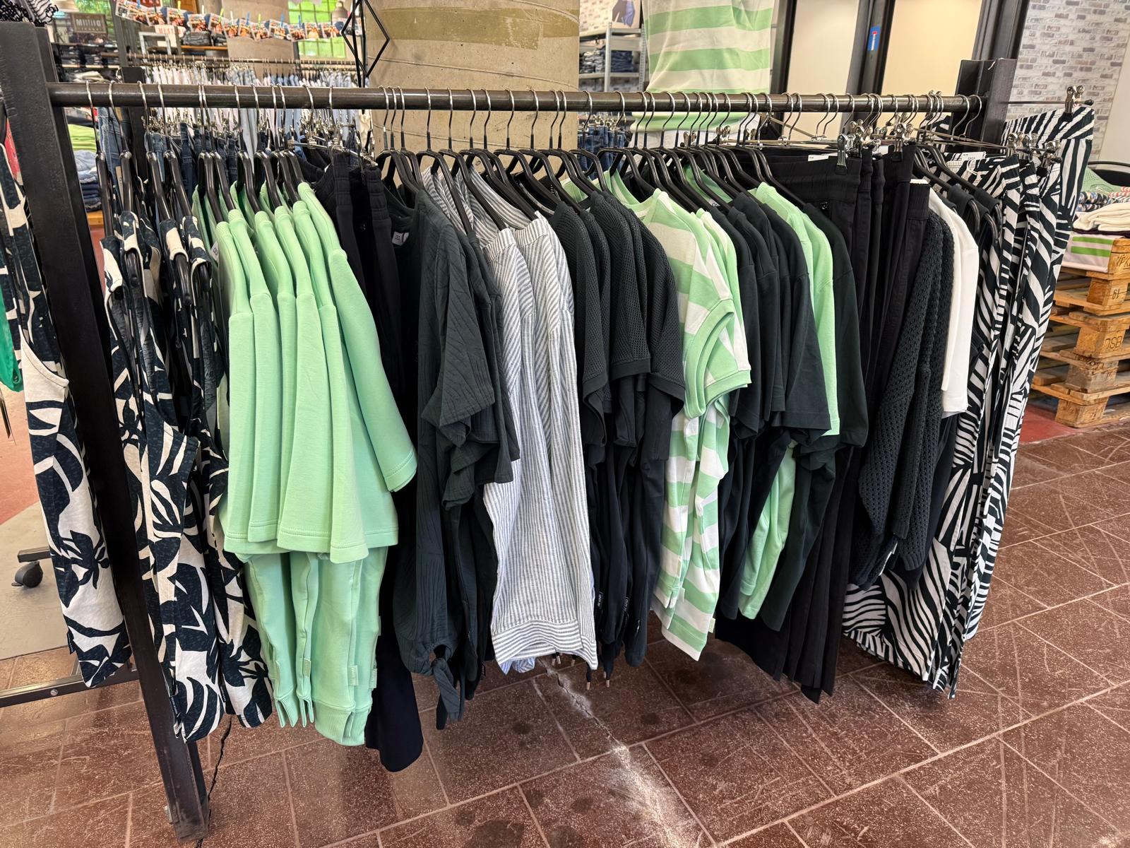 Rack mit mintgrünen Teilen