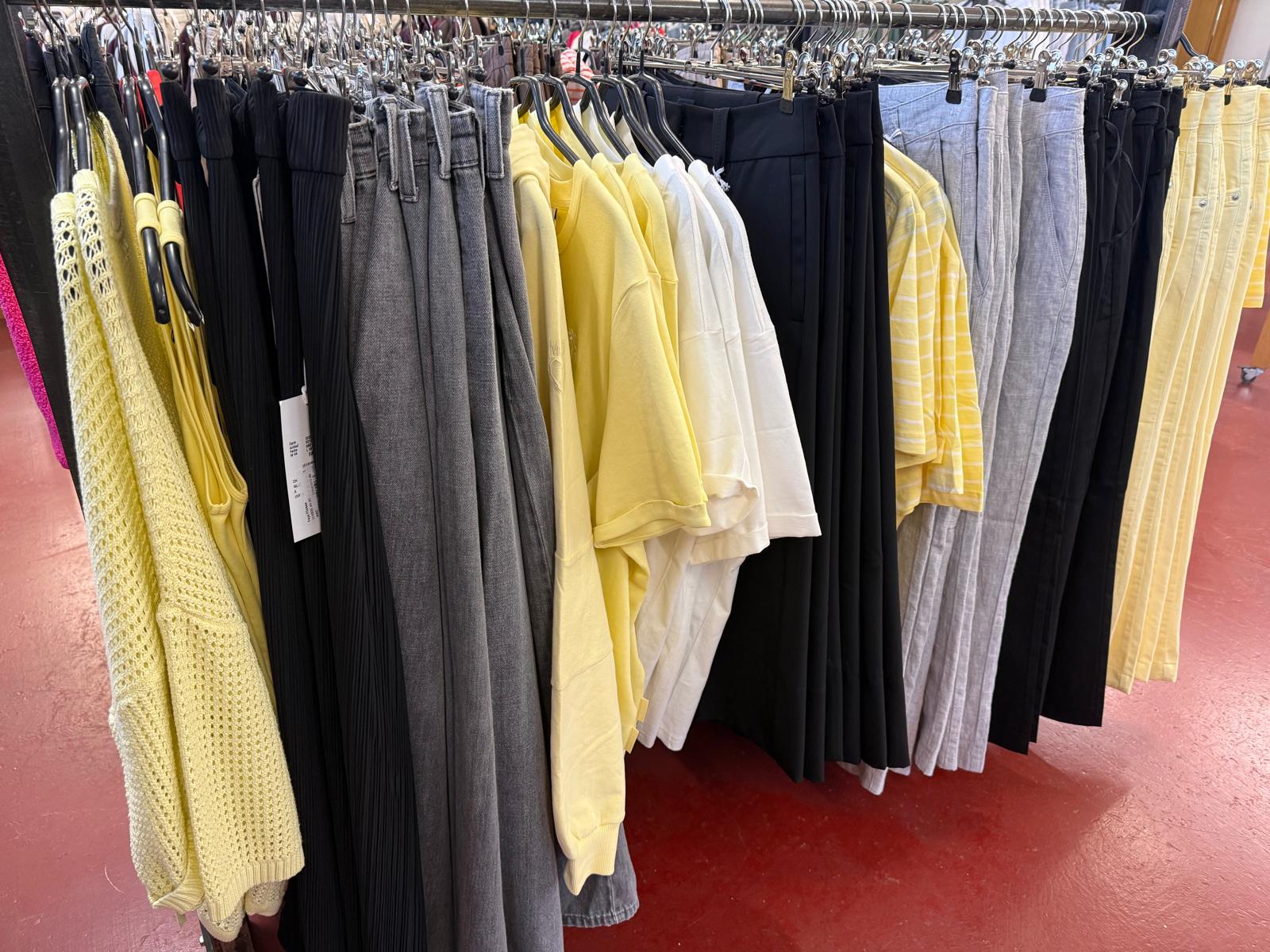 Rack mit gelben Sommerteilen