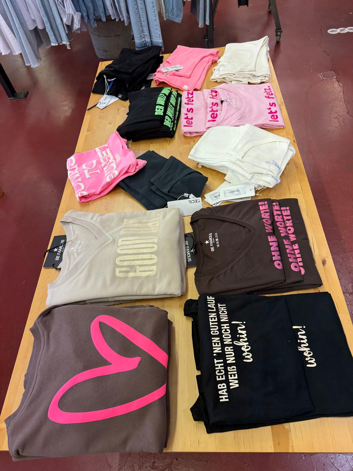 Shirts mit Sprüchen auf dem Tisch